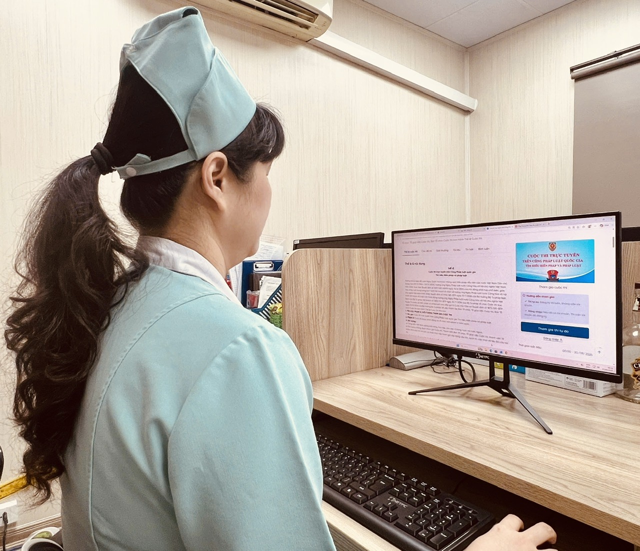 Viên chức, người lao động của Bệnh viện Mắt Trung ương tham gia tìm hiểu về Cuộc thi 