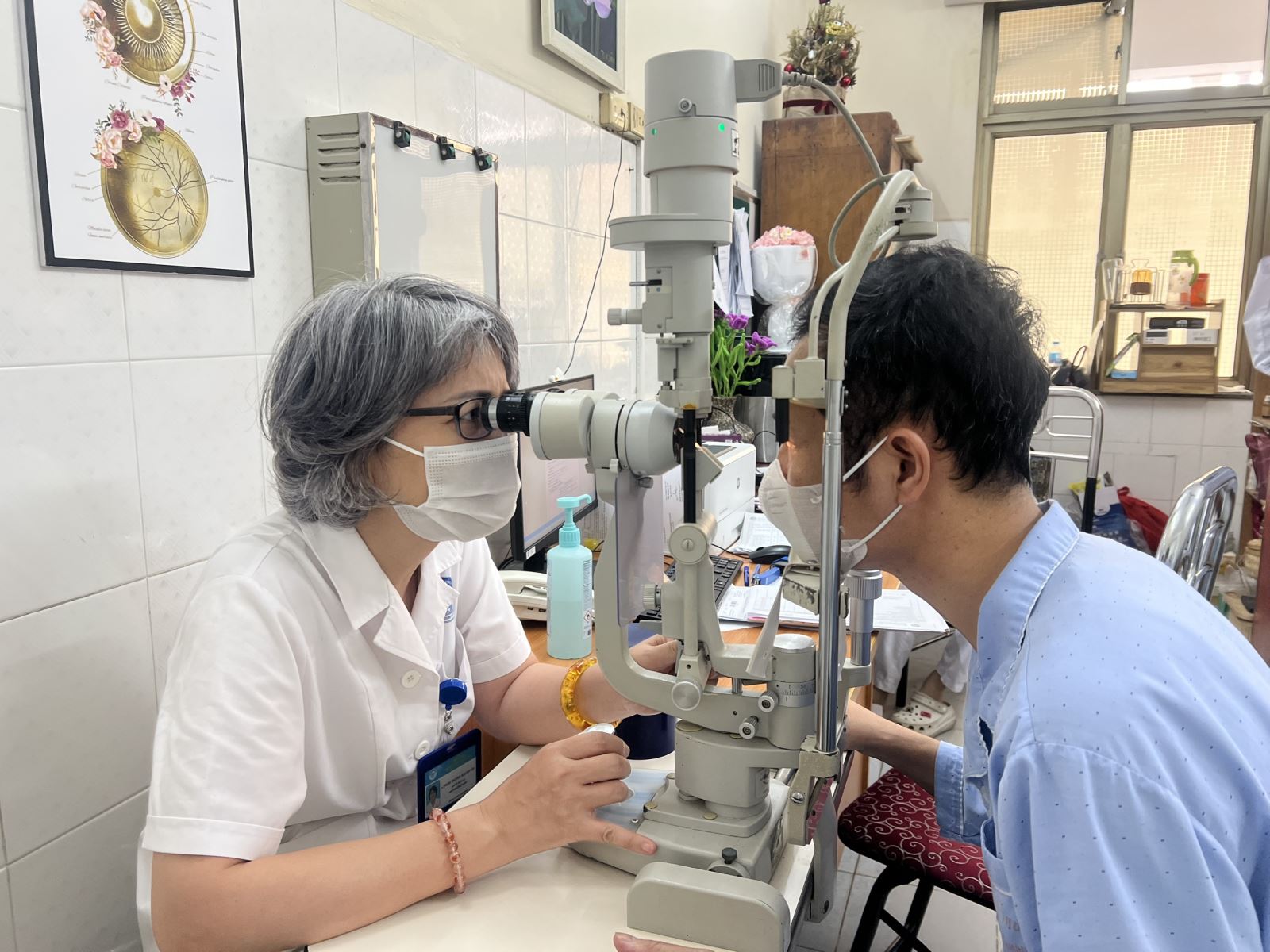 Bác sỹ, TS Thẩm Trương Khánh Vân, Trưởng khoa Chấn thương kiểm tra lại mắt bệnh nhân Hiển trước khi  chỉ định phẫu thuật hạ nhãn áp